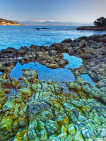 tableau decoratif, decoration, tableau decoration, tableau abstrait, paysage de vende, paysage de bretagne, paysage de mer, cadeau,hoto, lumire,cap d'antibes,plage de la garoupe,sentier du littoral,rochers,calcaires,fleurs,herbes,lever de soleil,mer,alpes,nice,blanc,bleu,neige ternelle, jaune, mousse, coquillages,reflets, villas, flaque