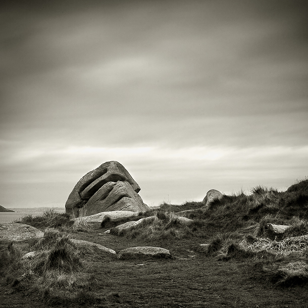 tableau decoratif, decoration, tableau decoration, tableau abstrait, paysage de vende, paysage de bretagne, paysage de mer, cadeau,Ploumanach, noir et blanc,sentier des douaniers, phare, rochers, granit, rose, mer, perros-guirec, bretgane, cote d'armor, ciel, gris, bleu, vert , jaune